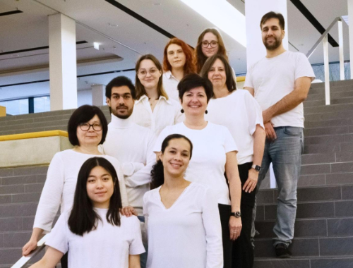 Ein Bild von unserem Team, dass auf einer Treppe steht